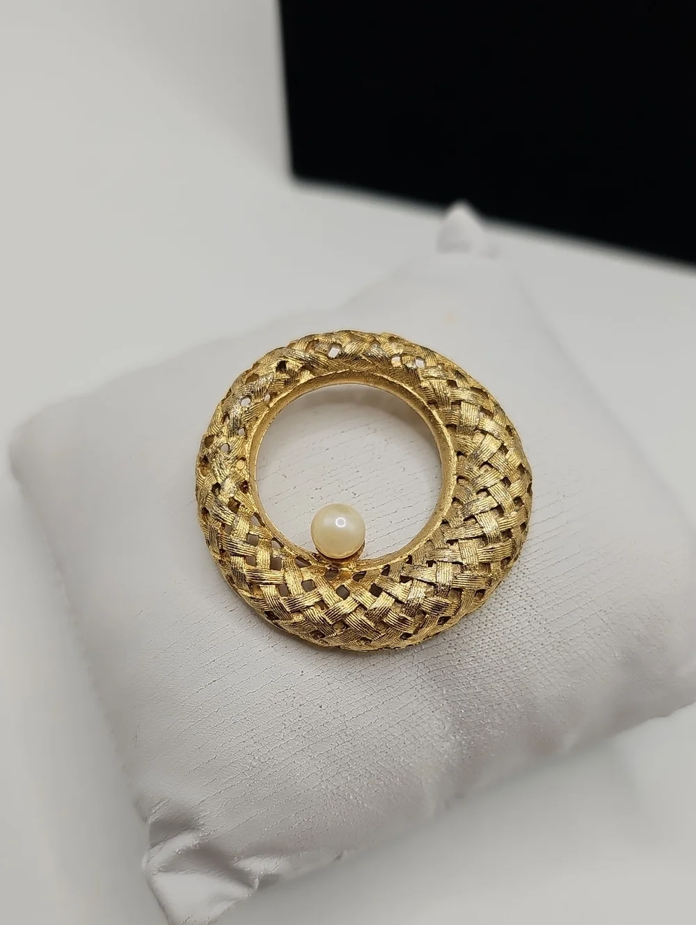 BSK Vintage Woven Basketweave Circle Brooch Womens OS Gold Faux Pearl Size OS